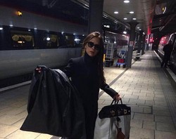 Ketika Victoria Beckham Pilih Naik Kereta Daripada Mobil Mewah