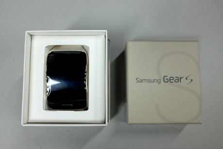 Membongkar Isi Kotak Samsung Gear S