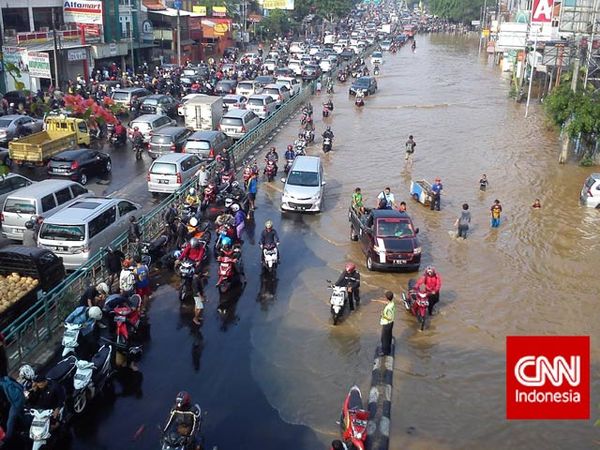 Banjir Rendam Jalan Abdullah Syafei