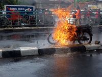 Terobos Banjir, Sebuah Sepeda Motor Terbakar