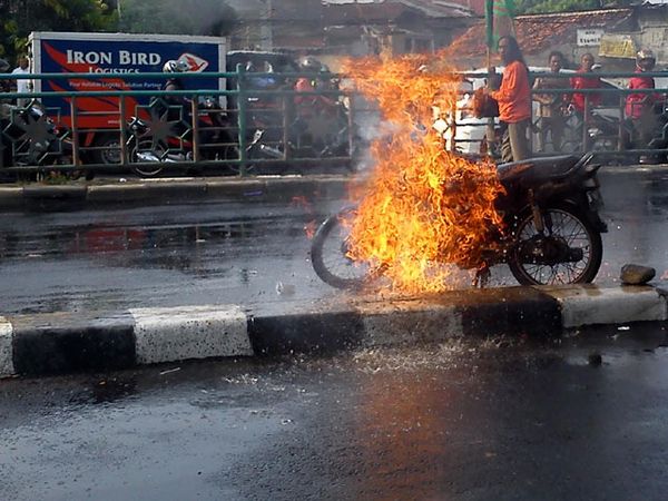 Terobos Banjir, Sebuah Sepeda Motor Terbakar