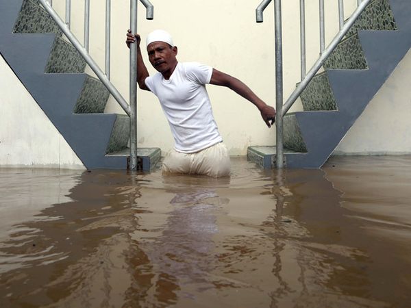 Banjir Sapa Kampung Pulo dan Bukit Duri