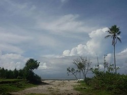 Pemandangan Pesisir Pantai Bikin Mata Jadi Segar