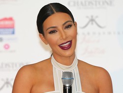 Kim Kardashian Tak Izin Sang Ibunda untuk Difoto Bugil