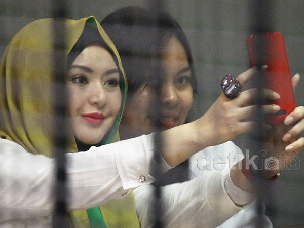 Eddies Adelia Asyik Main iPad dan Selfie di Ruang Tahanan