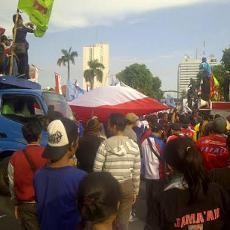 Ribuan Buruh Kembali Serbu Surabaya Tuntut Kenaikan UMK 2015