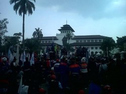 Aliansi Buruh Jabar Kepung Gedung Sate Tuntut UMK Naik 30 Persen