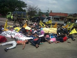 Protes Kenaikan Harga BBM, Mahasiswa UIN Bandung Tidur di Tengah Jalan