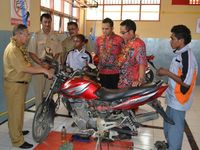 Honda Ajari SMK Papua Teknik Sepeda Motor