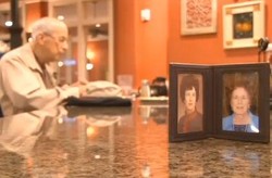 Mengharukan, Kakek Ini Selalu Sarapan Ditemani Foto Mendiang Istri