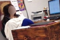 Ibu Guru Menyusui Bayinya di Ruang Kelas Ini Jadi Kontroversi