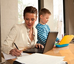 Tak Perlu Merasa Bersalah, Ini Dampak Positif Ibu Bekerja