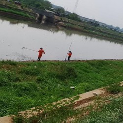 Pasutri Tukang Bersih Sungai KBT Ini Terima dan Senang Harga BBM Naik