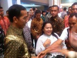 Jokowi Tiba di Bandara Cengkareng, Diajak Selfie Lalu ke Terminal Biasa