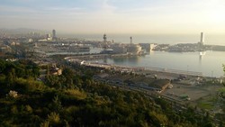 Melihat Pesisir Barcelona dari Bukit Mirador de lAlcalde