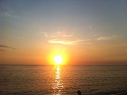 Cantiknya Senja Pantai Maluk yang Tersembunyi di Pulau Sumbawa