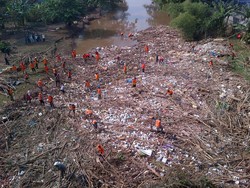 3 Penampakan Pulau Sampah yang Terbentuk di Atas Sungai Ciliwung