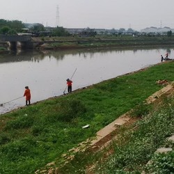 Orang-orang Ini Sejak Pagi Bersihkan Sungai dari Sampah Orang Jakarta