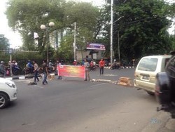 Polisi Bubarkan Demo Mahasiswa UBK yang Blokir Jalan Diponegoro