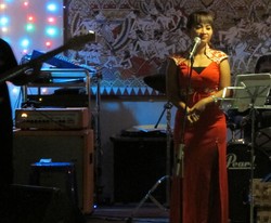 Dihibur Biduan Cantik di Kapal Pesiar Pelni