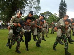 Serunya Lomba Lari Gendong TNI-Polri untuk Jalin Keakraban