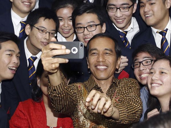 Jokowi Berselfie dengan Teman-teman Kaesang