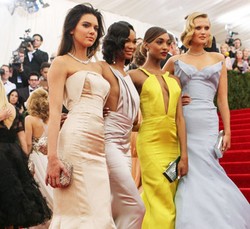 Topshop Lelang Gaun Seleb Saat Met Gala, Milik Kendall Jenner Sampai Chanel Iman