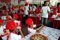 Peringati Hari Anak Sedunia Pizza Maker Juniors Digelar di 300 Outlet Pizza Hut