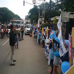 Ibu dan Anak-anak Bercaping Demo di Depan Kantor Menteri Susi
