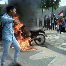 Kecewa Kenaikan Harga BBM, Aktivis HMI Sumenep Bakar Motor