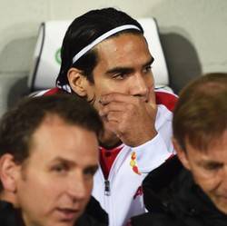 Van Gaal Sebut Falcao Masih Cedera dan Butuh Waktu untuk Bisa Main Lagi