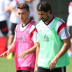 Mertesacker dan Oezil Sudah Bujuk Khedira untuk Pindah ke Arsenal