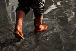 Banyak Banjir, Dokter Sarankan Selalu Pakai Sepatu Bot di Jalan