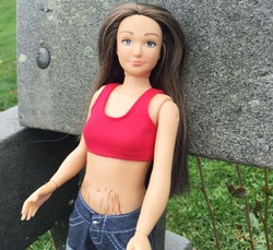 Siapa Mau Beli Boneka dengan Stretch Marks, Selulit dan Jerawat Ini?