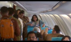 Begini Saat Jokowi Diburu Jepretan Kamera HP di Pesawat Garuda dari Singapura