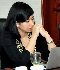 Si Cantik Fika Asisten Menteri Susi Juga Siap Sedia Ikut Blusukan