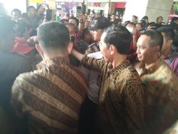Jokowi Turun di Terminal 2 F Bandara Cengkareng, Langsung Diserbu Diajak Selfie