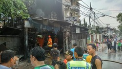 Gara-gara Mesin Ngadat, Bengkel Las di Jl Samali Kalibata Terbakar