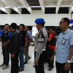 Jelang Kedatangan Jean, Polisi Bersenjata Siaga di Bandara Cengkareng