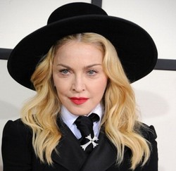 Unggah Foto di Instagram, Madonna Sindir Aksi Pamer Bokong Kim Kardashian?