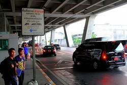 Mobil Parkir Sembarangan di Bandara Suvarnabhumi, Siap-siap Diderek dan Kena Denda!