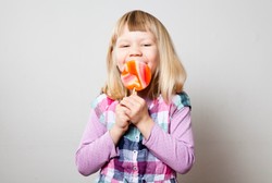 Trik Agar Anak Tak Gampang Sakit Gigi Meski Doyan Makanan Manis
