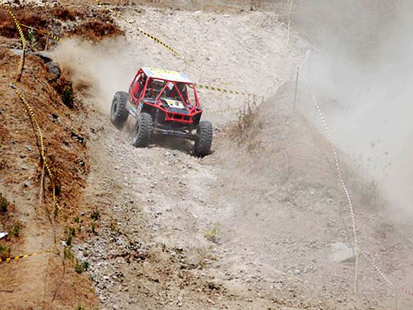 Adu Cepat Taklukkan Ganasnya Gunung Prahu