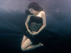 Wow... Hamil Besar, Gisel Lakukan Pemotretan di Dalam Air