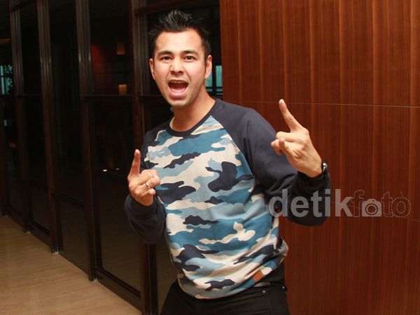 Gaya Army Look ala Raffi Ahmad