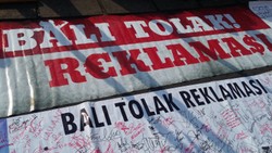 Ratusan Masyarakat Bali Gelar Demo Tolak Reklamasi di Bundaran HI