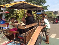 Salut! Pedagang dan Warga yang Wisata di KBT Tak Buang Sampah di Sungai