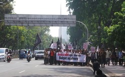 Ratusan Orang HTI Long March Tolak Kenaikan Harga BBM