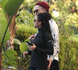 Pamer Kemesraan, Robert Pattinson Tertangkap Kamera Pegang Bokong Kekasihnya