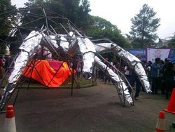 Selfie dengan Robot Jari Raksasa & Dinosaurus Seng di Pasar Seni ITB